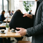 Homme portant la housse ordinateur FlexSkin au bureau