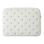 Photo studio de la housse ordinateur Puffer blanche sur fond blanc - Bureau Cosy