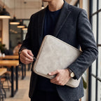 Homme tenant la housse ordinateur SoftArmor style housse fine ordinateur pour sac ordinateur homme
