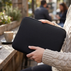 Housse pour ordinateur 15 pouces NeoSkin tenue en main, une pochette protection macbook au design épuré pour homme et femme.