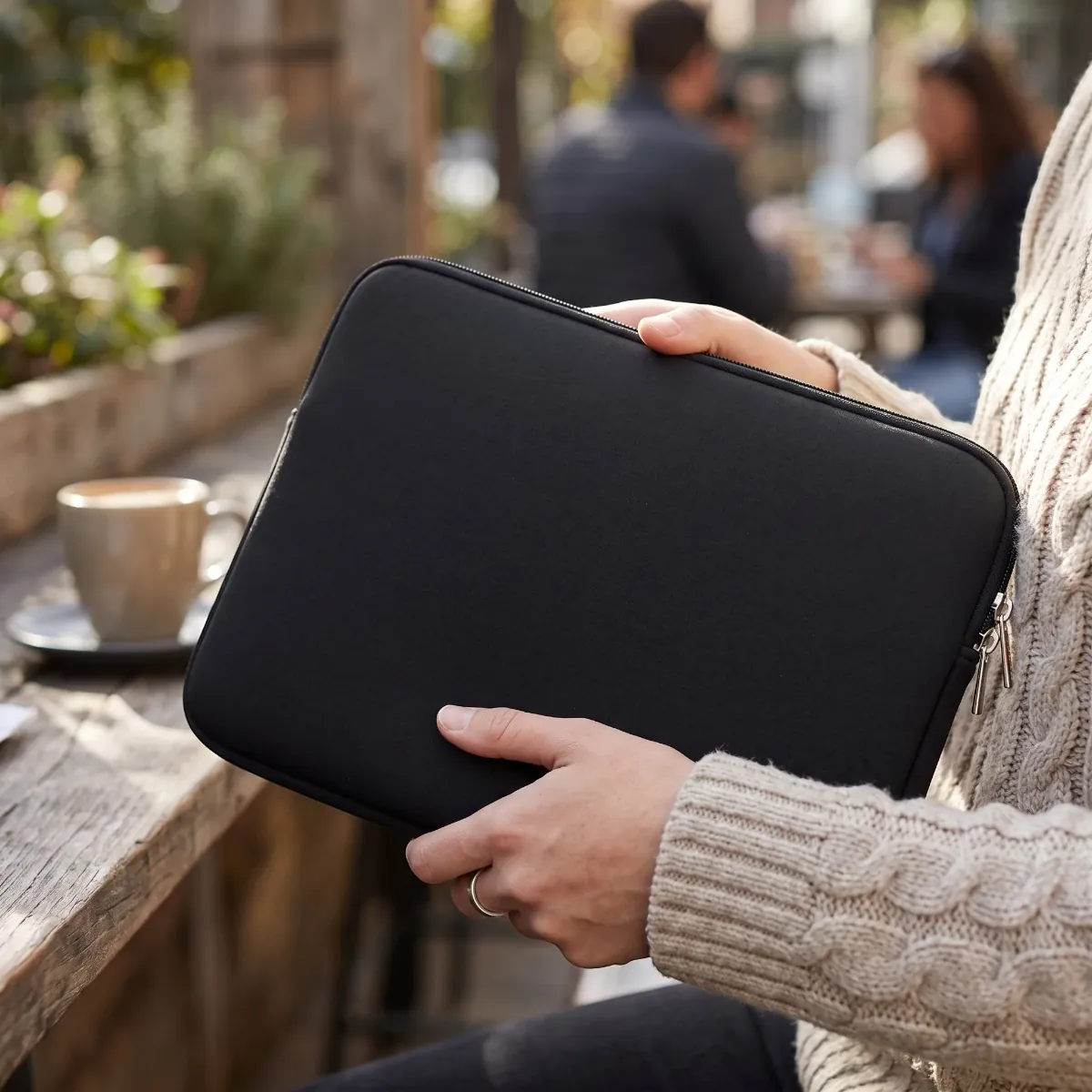 Housse pour ordinateur 15 pouces NeoSkin tenue en main, une pochette protection macbook au design épuré pour homme et femme.