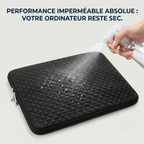 Test d'étanchéité à l'eau sur le revêtement en Lycra hydrophobe de la housse ordinateur Diamant.
