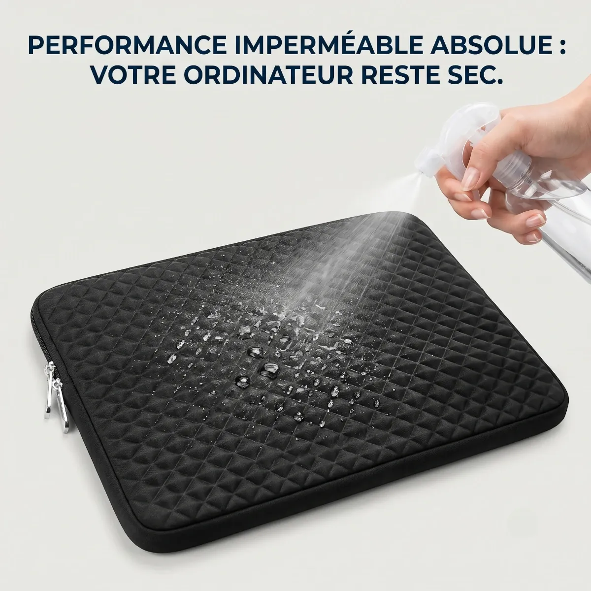 Test d'étanchéité à l'eau sur le revêtement en Lycra hydrophobe de la housse ordinateur Diamant.