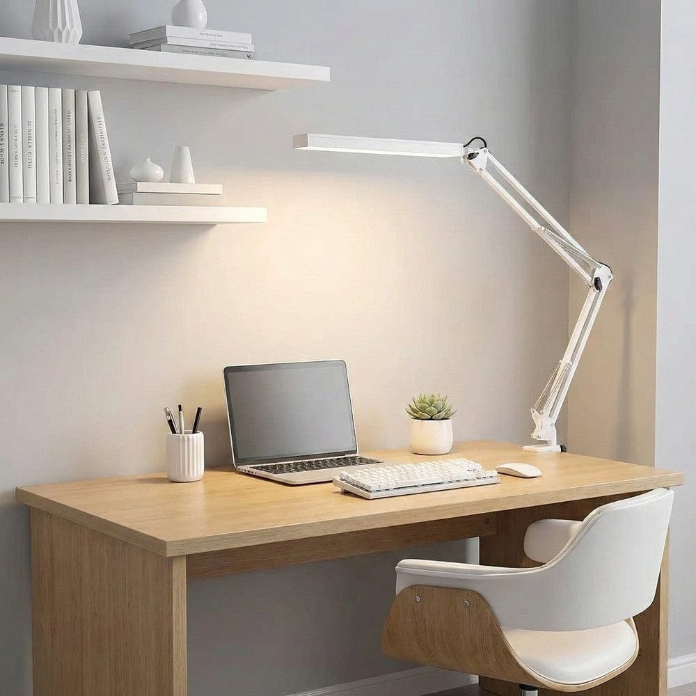 Lampe de bureau LED AXEON avec bras articulé et éclairage doux pour un confort visuel optimal sur un bureau en bois.