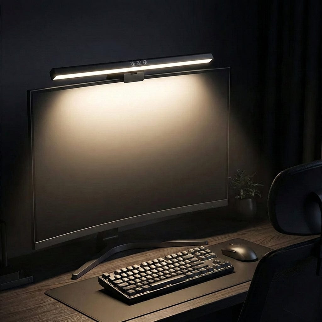 Utilisation de la lampe de bureau Screenbar HELIOS 50cm zéro reflet pour éclairer un poste de travail sombre.