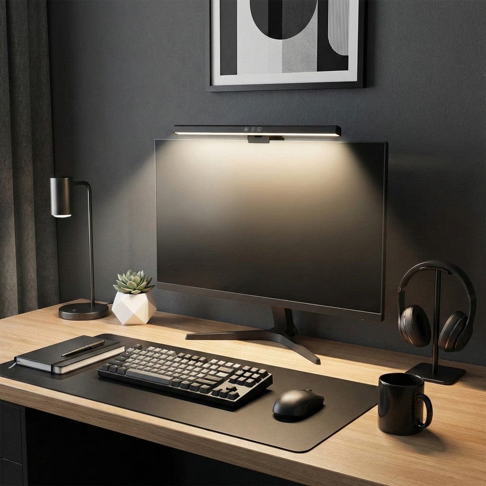 Mise en situation réelle de la Lampe de Bureau Screenbar VIZION 40cm sur un écran d'ordinateur dans un bureau moderne.