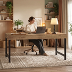Femme travaillant sur son ordinateur portable sur le bureau en bois TimberForge