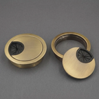 Aperçu du passe câbles Aura Core laiton antique en position ouverte et fermée pour un accès rapide.
