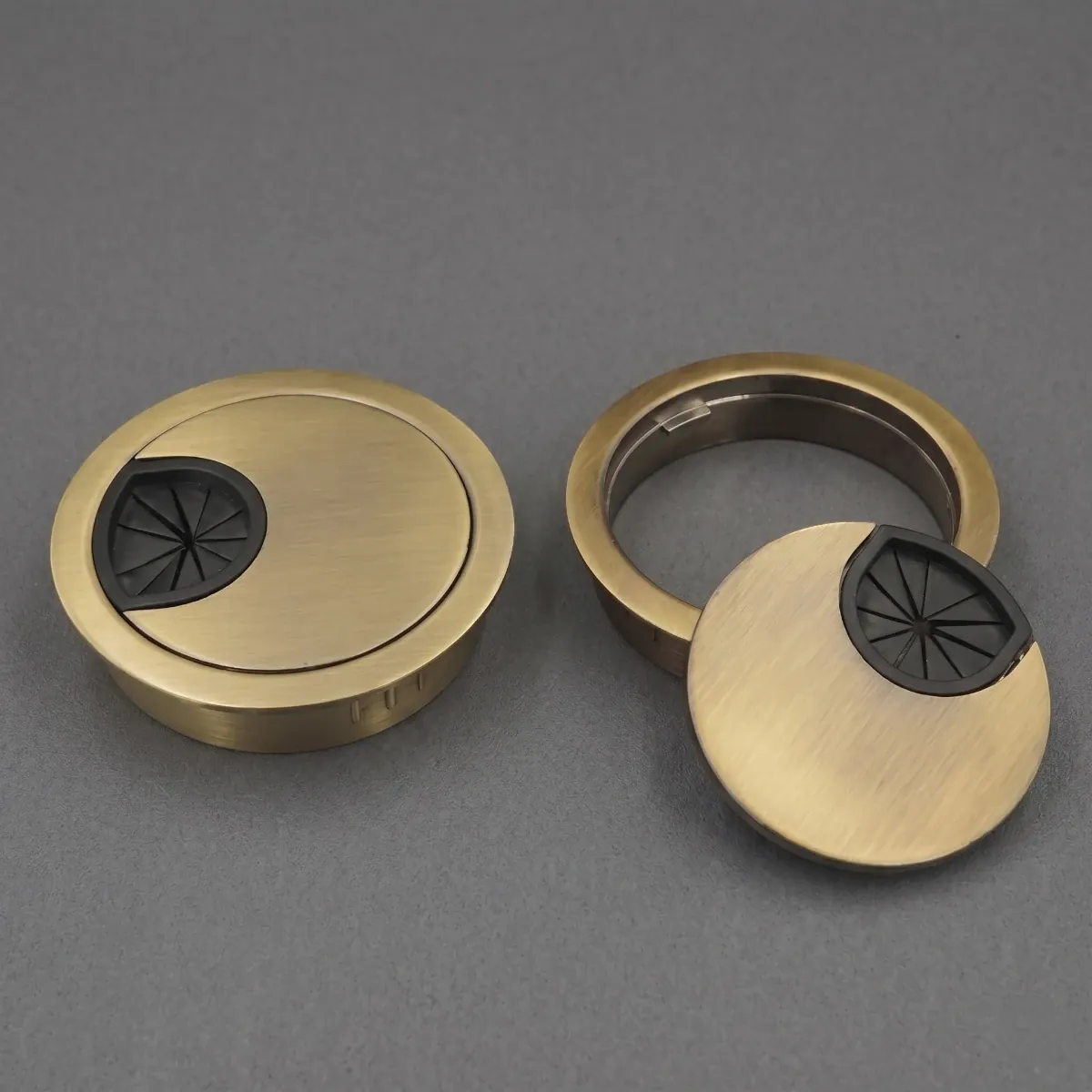 Aperçu du passe câbles Aura Core laiton antique en position ouverte et fermée pour un accès rapide.