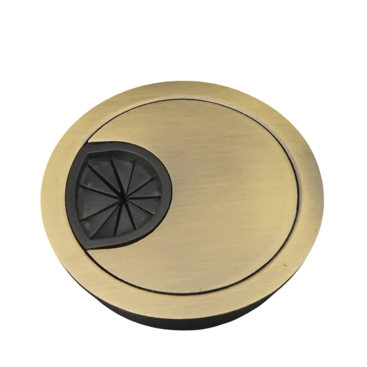 Obturateur passe câbles Aura Core en laiton antique, finition premium en alliage de zinc pour sublimer le plan de travail.