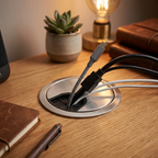 Gros plan sur un bureau en bois cosy avec l'Obturateur passe câbles Aura Core encastré, montrant plusieurs câbles gérés proprement pour un silence visuel impeccable.