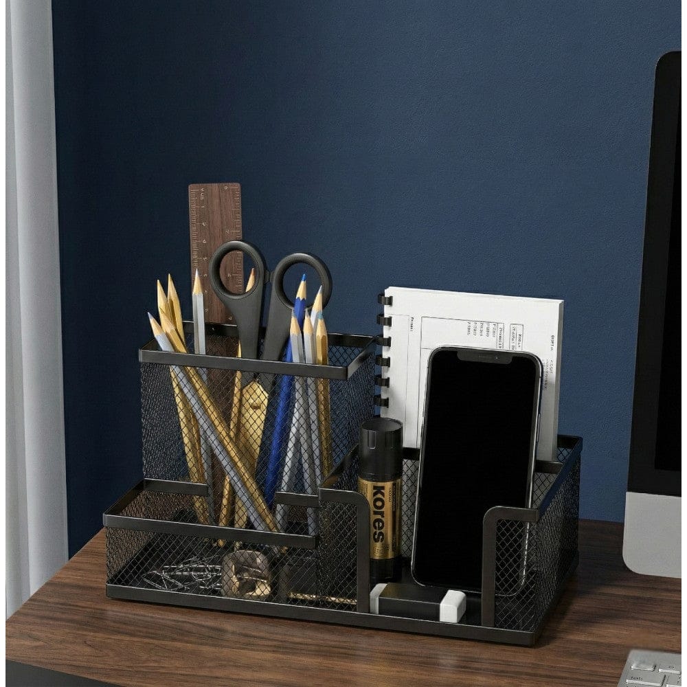 Organisateur de bureau Nexus Mesh en situation réelle avec stylos, ciseaux et smartphone pour un gain d'espace sur un bureau en bois.