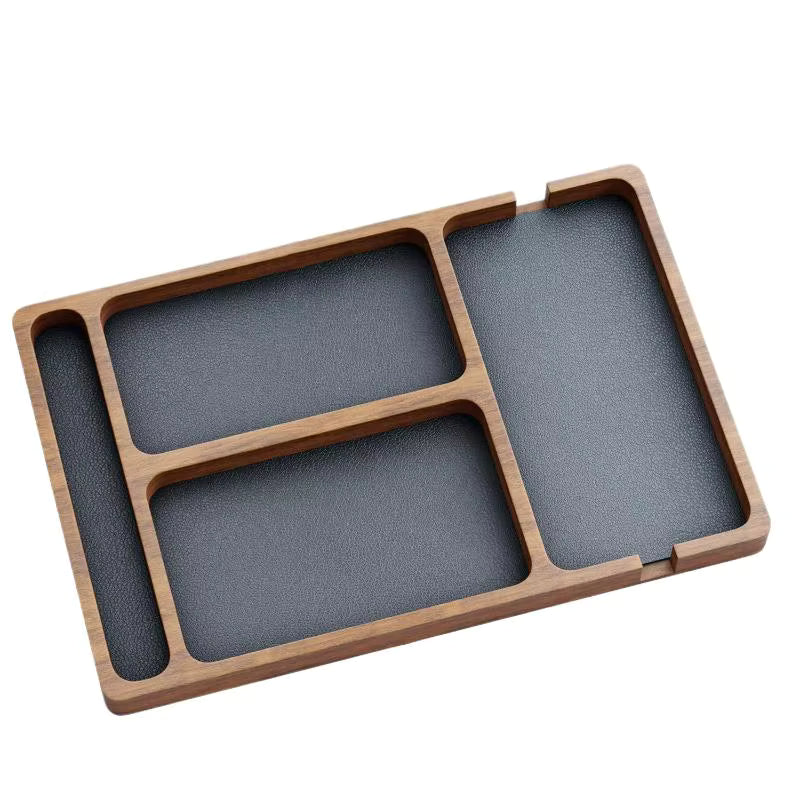 Vue de dessus de l'organisateur de bureau OAKLY en bois noble avec doublure en cuir noir et 4 compartiments.