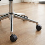 Piétement en métal chromé à 5 branches avec roulettes fluides pour chaise de bureau.