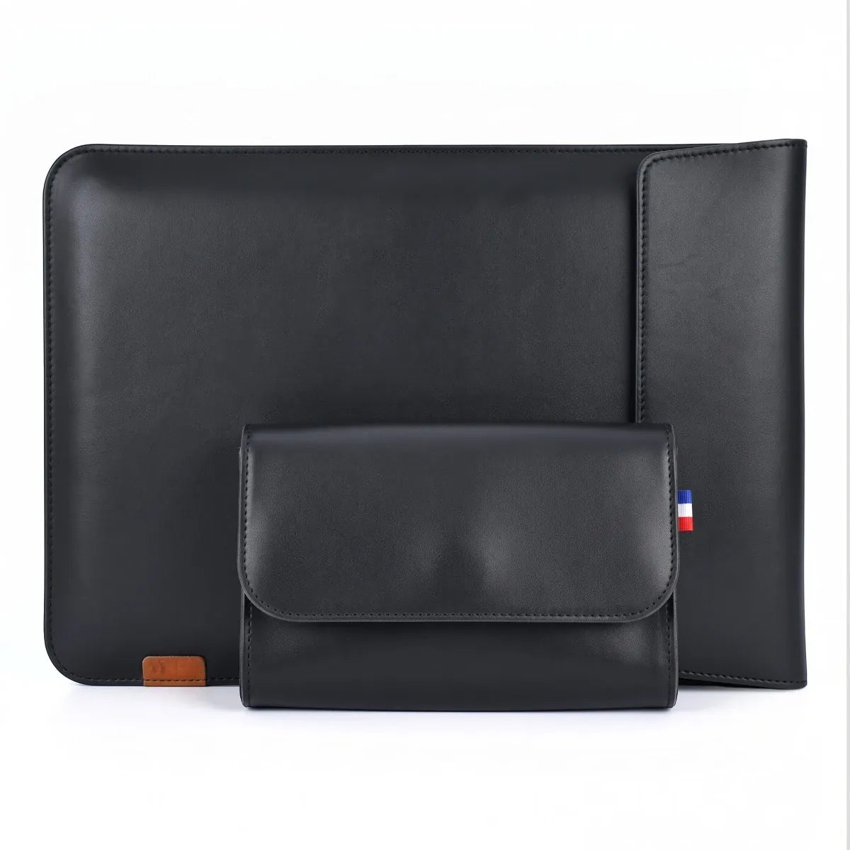 Pochette protection macbook DuoFolio en cuir noir, alternative épurée à la sacoche ordinateur et au sac ordi classique.