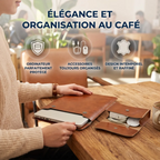 Pochette macbook DuoFolio ouverte avec porte-documents et accessoires organisés, solution de protection nomade ergonomique au café.