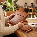 Pochette pour macbook DuoFolio tenue en main, bagage professionnel minimaliste et pochette fine ordinateur pour le travail nomade.