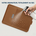 Démonstration du revêtement imperméable de la pochette ordinateur Ergo Stand