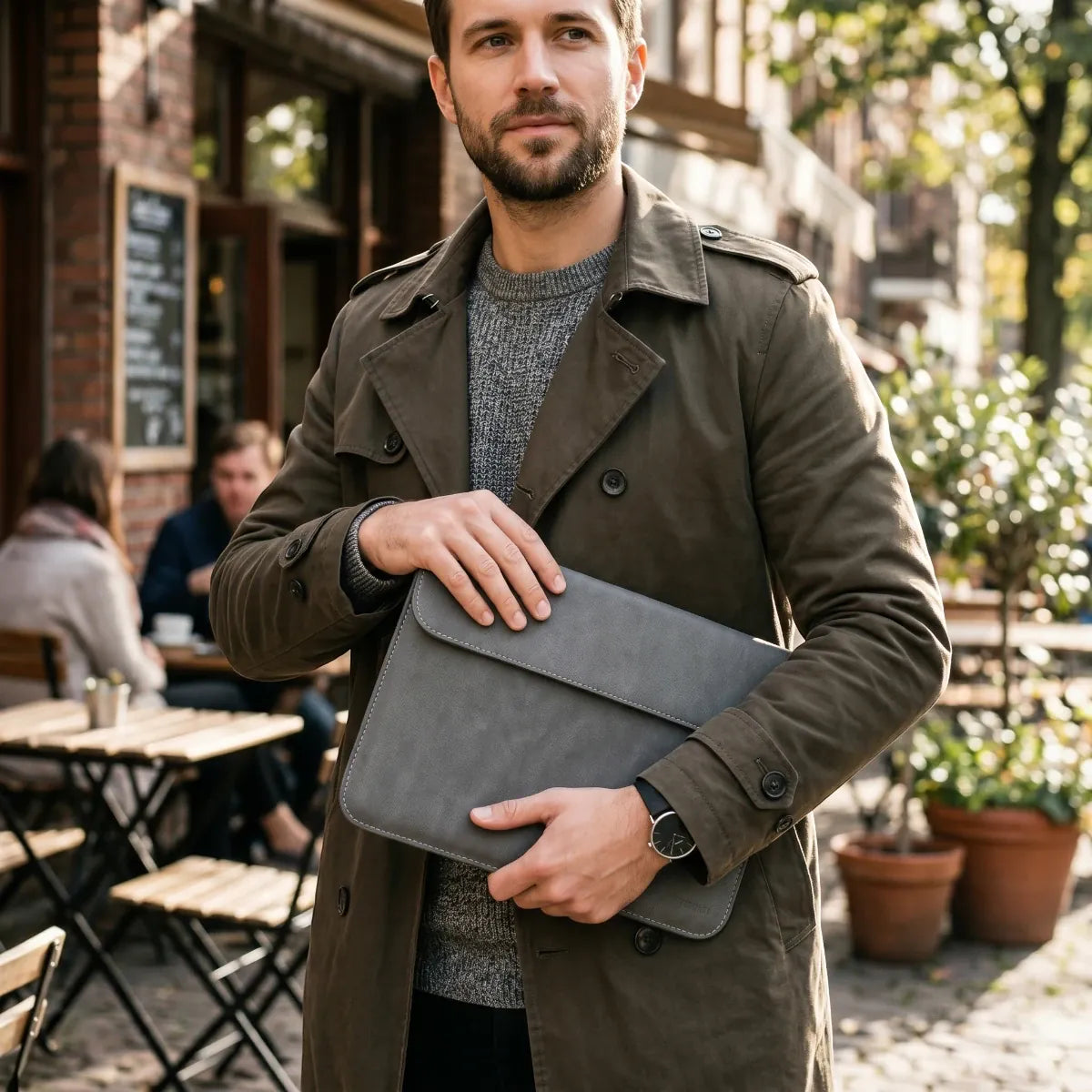 Homme d'affaires transportant la pochette ordinateur ErgoSlim lors d'un déplacement nomade