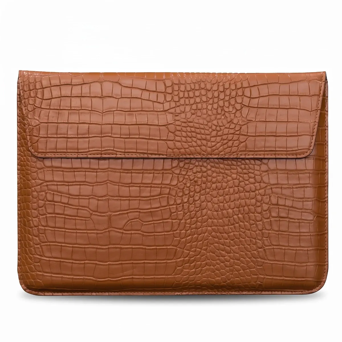 Pochette ordinateur fine CrocoTilt marron grainé crocodile, étui ordinateur portable chic avec support ergonomique intégré.