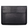 Pochette ordinateur fine CrocoTilt en cuir PU noir grainé crocodile, protection antichoc ordinateur et pochette macbook élégante pour commuters nomades.