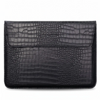 Pochette ordinateur fine CrocoTilt en cuir PU noir grainé crocodile, protection antichoc ordinateur et pochette macbook élégante pour commuters nomades.