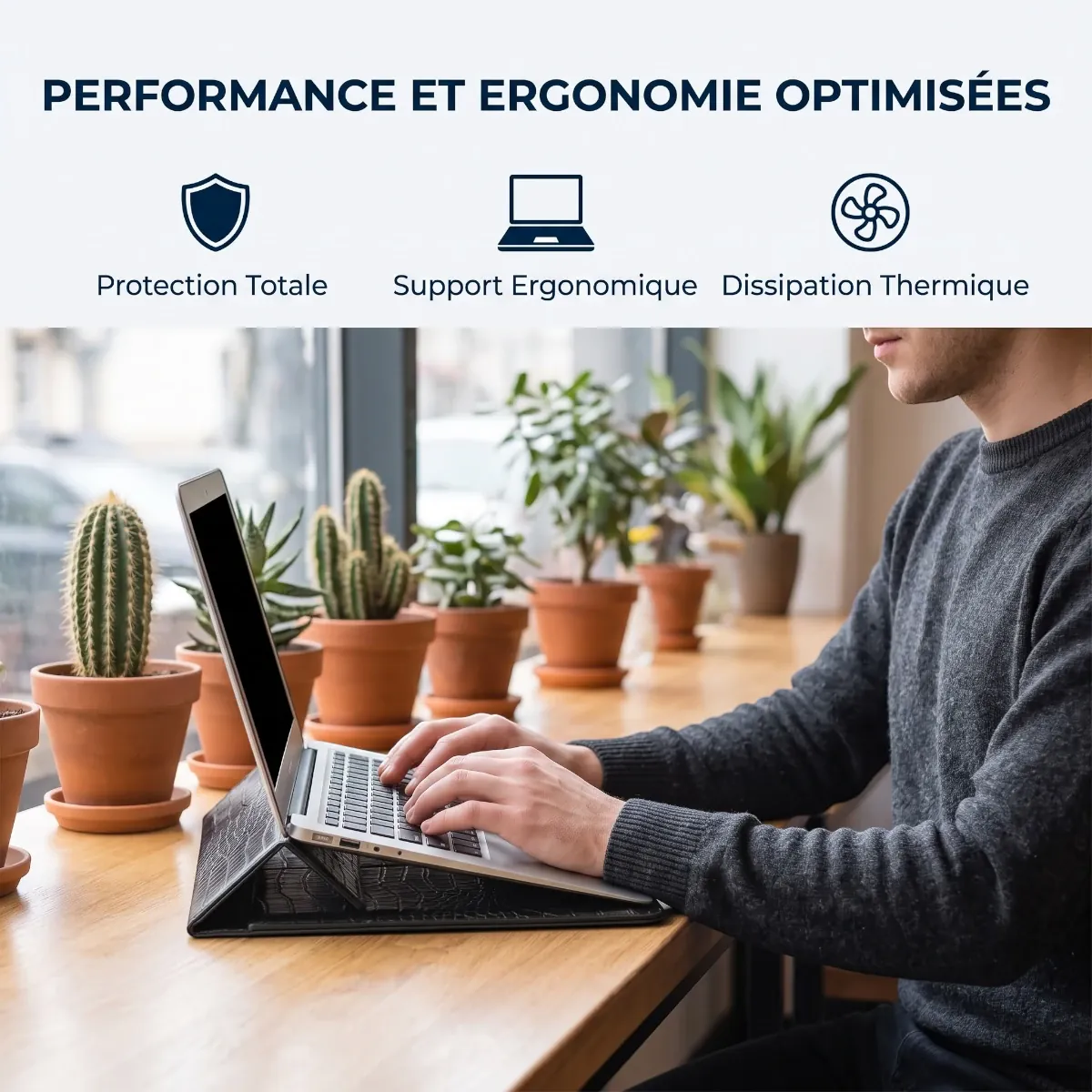 Pochette ordinateur fine CrocoTilt utilisée comme support ergonomique inclinable avec dissipation thermique et protection nomade.