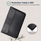Pochette ordinateur fine CrocoTilt sur sol fissuré, matelassage technique absorbant les micro-chocs des trajets quotidiens.