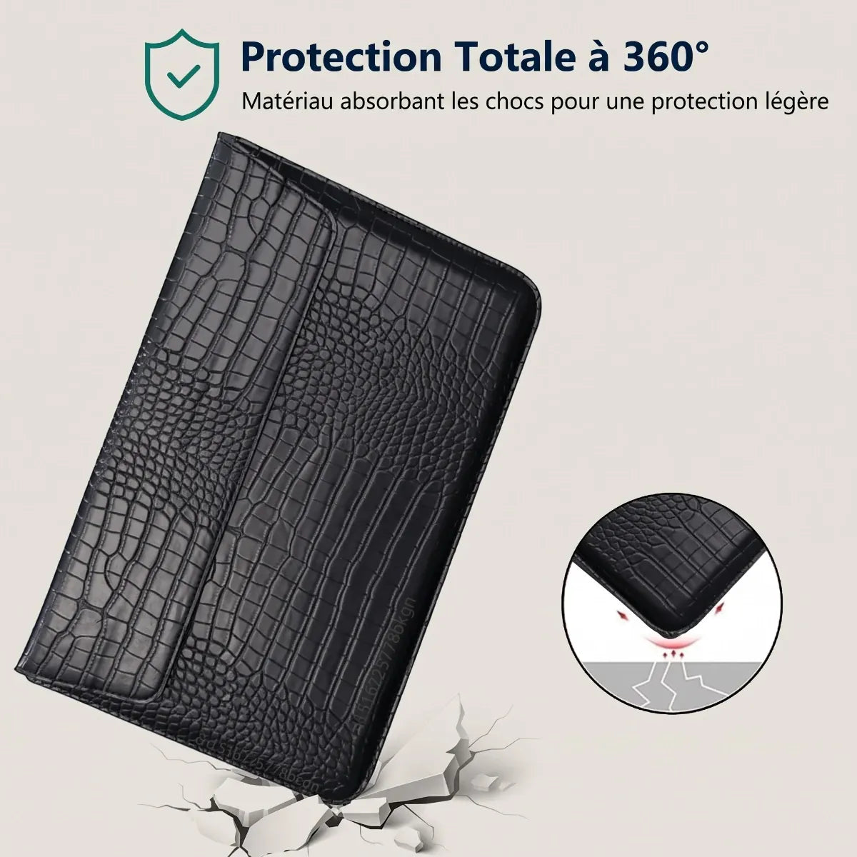 Pochette ordinateur fine CrocoTilt sur sol fissuré, matelassage technique absorbant les micro-chocs des trajets quotidiens.
