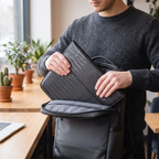 Pochette ordinateur fine CrocoTilt se rangeant facilement dans un sac à dos ordinateur, profil ultra-fin pour commuters.