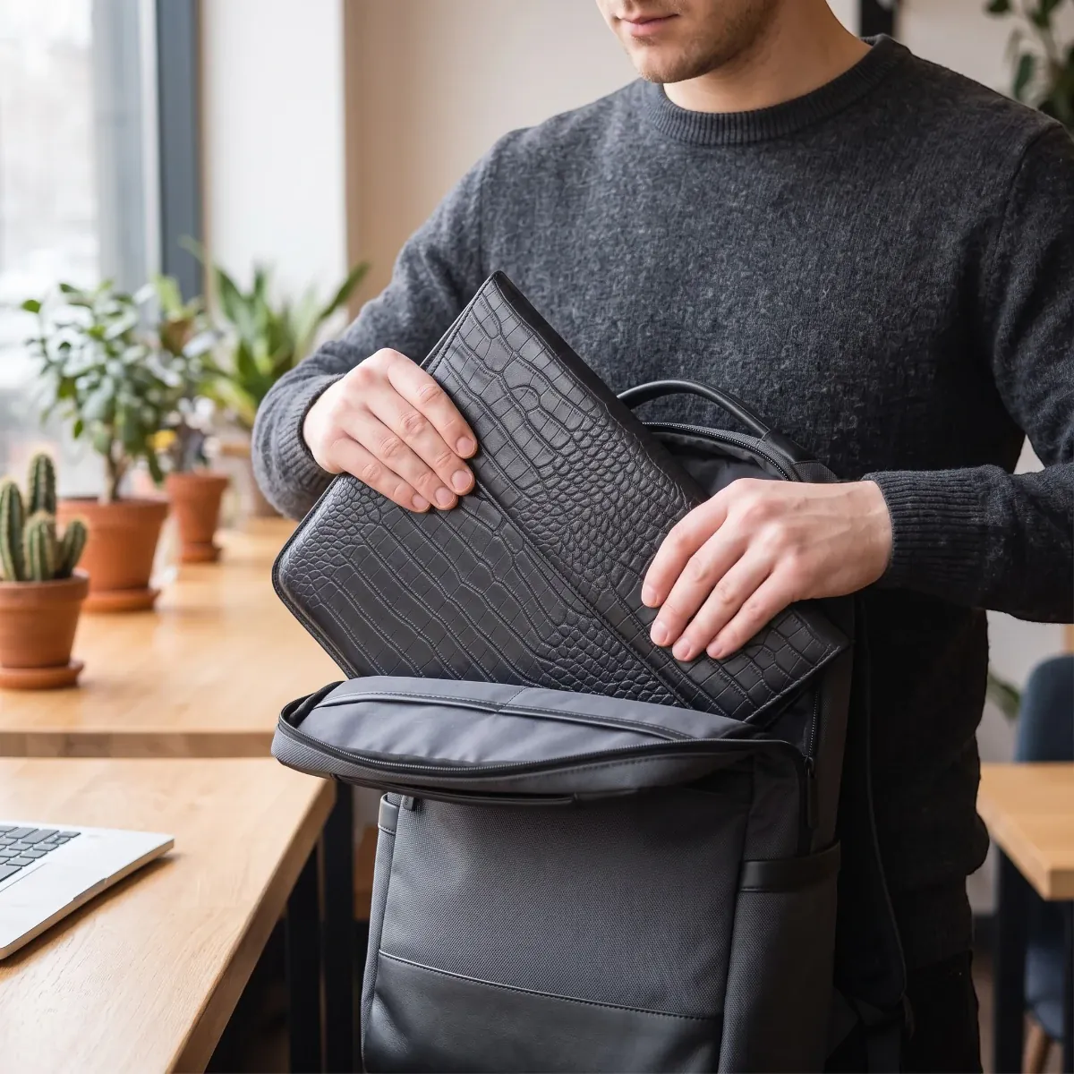 Pochette ordinateur fine CrocoTilt se rangeant facilement dans un sac à dos ordinateur, profil ultra-fin pour commuters.