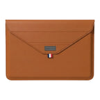 Pochette ordinateur Lift de couleur camel en cuir PU premium, vue de face studio sur fond épuré.