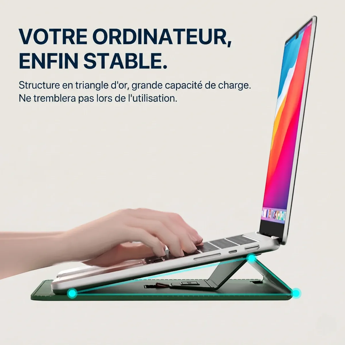 Protection nomade ergonomique avec la pochette ordinateur Lift pliée en support stable de géométrie triangle d'or.