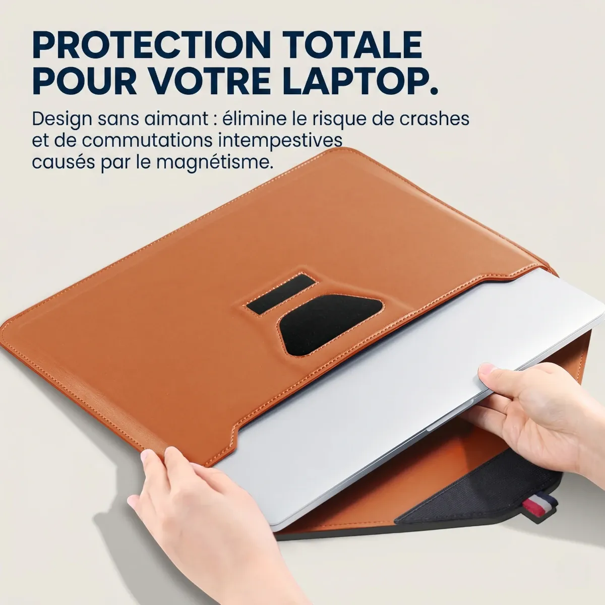 Insertion d'un appareil dans l'étui ordinateur portable Lift en polyuréthane déperlant avec sécurité anti-magnétique.