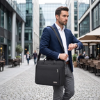 Porte-documents pour homme FlexoMax porté en ville par un professionnel