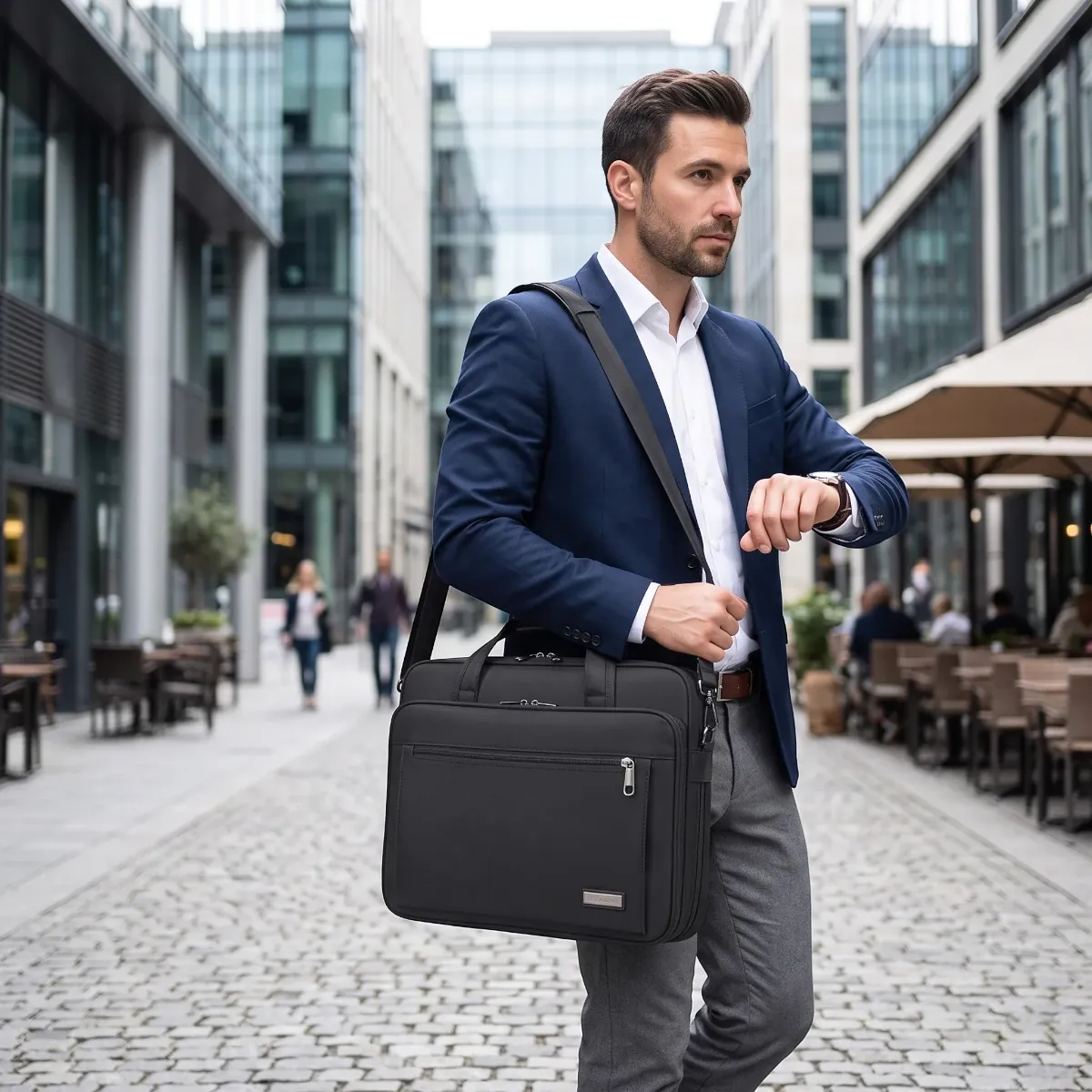 Porte-documents pour homme FlexoMax porté en ville par un professionnel