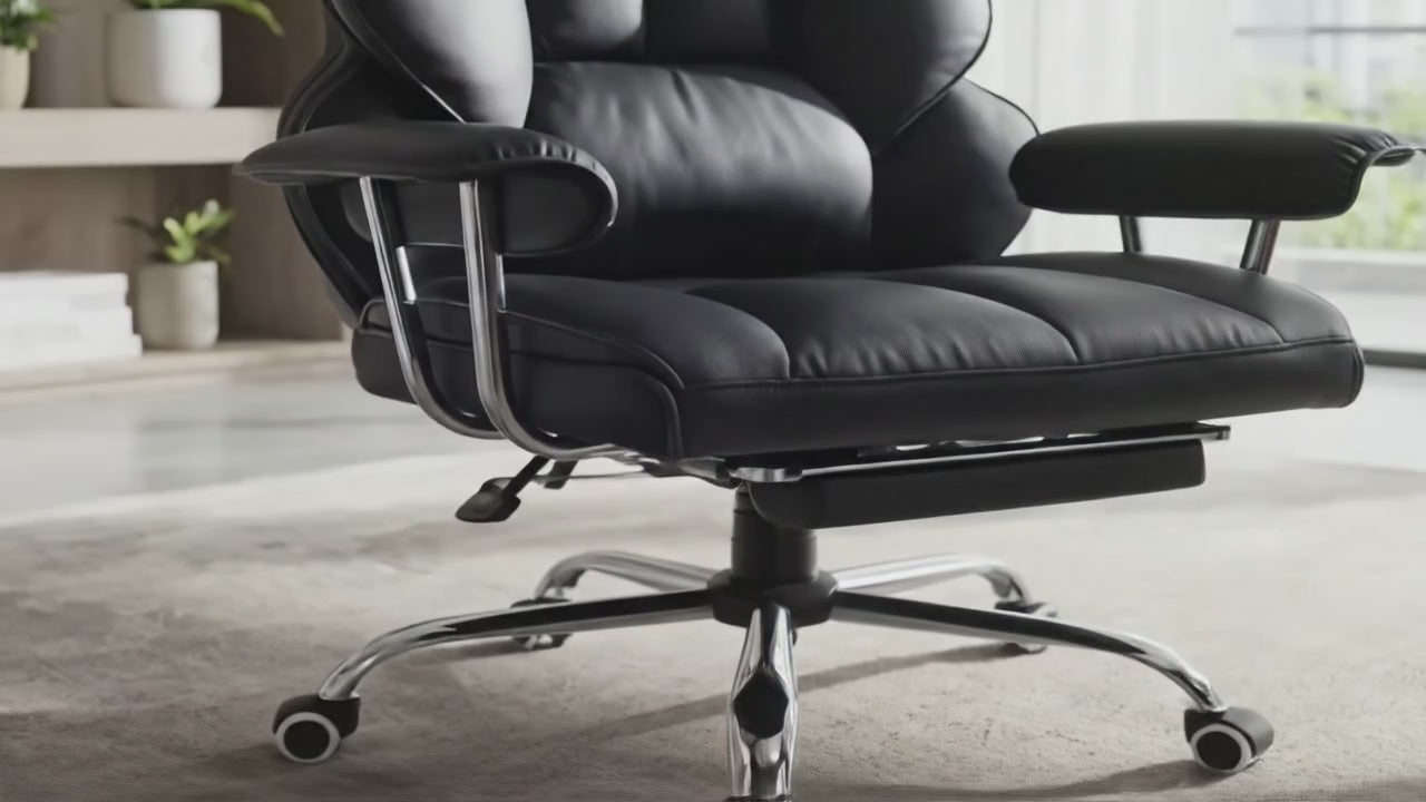 Gros plan sur un fauteuil de bureau ergonomique en cuir noir, très rembourré, avec un appui-tête et un soutien lombaire prononcés. Le fauteuil pivote légèrement, montrant sa base chromée à roulettes et son design de luxe. Il est positionné dans un bureau lumineux près d'une étagère en bois.