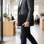 Protection nomade ergonomique avec la housse ordinateur Diamant portée par un professionnel.