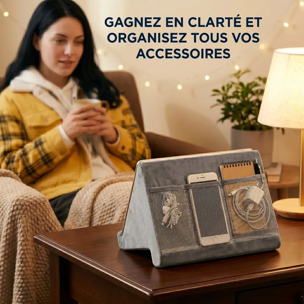 Poches latérales du rehausseur tablette ErgoNest permettant de ranger téléphone, câbles et stylos avec clarté.