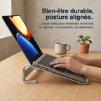 Ordinateur Mac incliné sur son rehausseur en aluminium pour un confort de frappe optimal et des poignets soulagés.