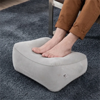 Gros plan sur le confort et l'alignement des pieds sur le repose-pieds Aero Step pour stimuler la circulation.