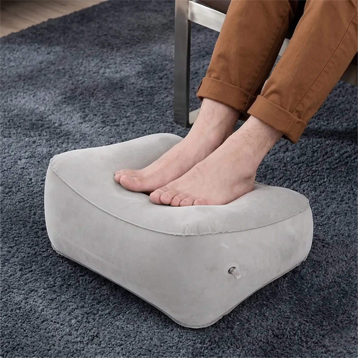 Gros plan sur le confort et l'alignement des pieds sur le repose-pieds Aero Step pour stimuler la circulation.