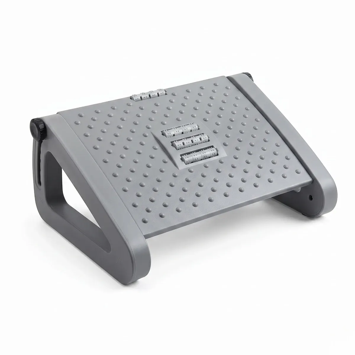 Vue de 3/4 d'un repose-pieds ergonomique Aura-Flex gris, conçu en polymère haute densité pour corriger la posture et améliorer la circulation.