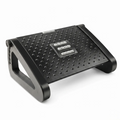 Vue de 3/4 d'un repose-pieds ergonomique Aura-Flex noir pour bureau, fabriqué en polymère haute densité avec surface à picots pour soulager les TMS.