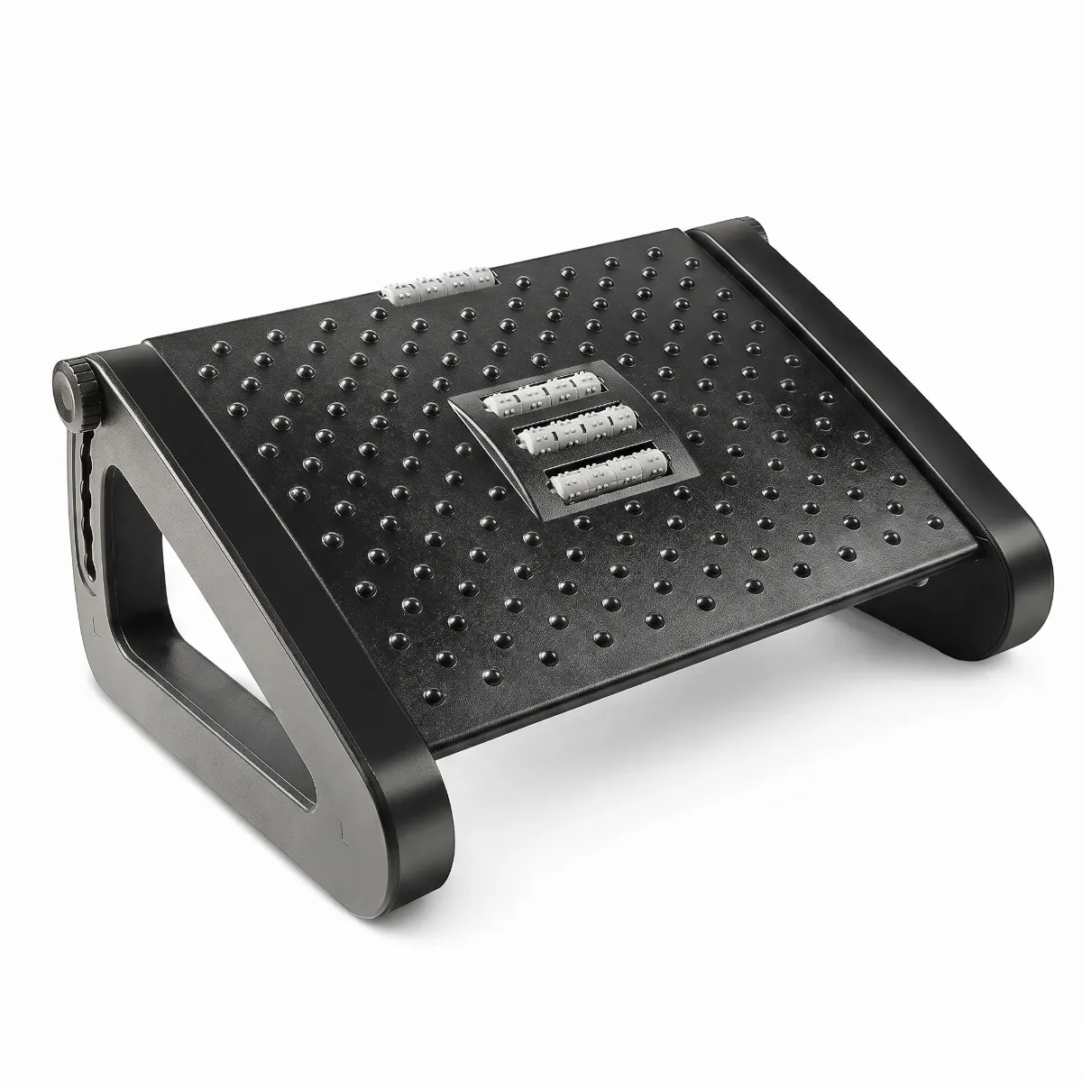 Vue de 3/4 d'un repose-pieds ergonomique Aura-Flex noir pour bureau, fabriqué en polymère haute densité avec surface à picots pour soulager les TMS.