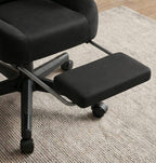 Zoom sur le repose-pieds rétractable et rembourré de la chaise ergonomique GTPLAYER.