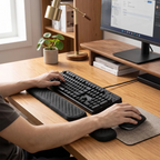 Mise en situation du repose poignet clavier / souris MorphoRest dans un bureau moderne pour prévenir les douleurs du canal carpien.