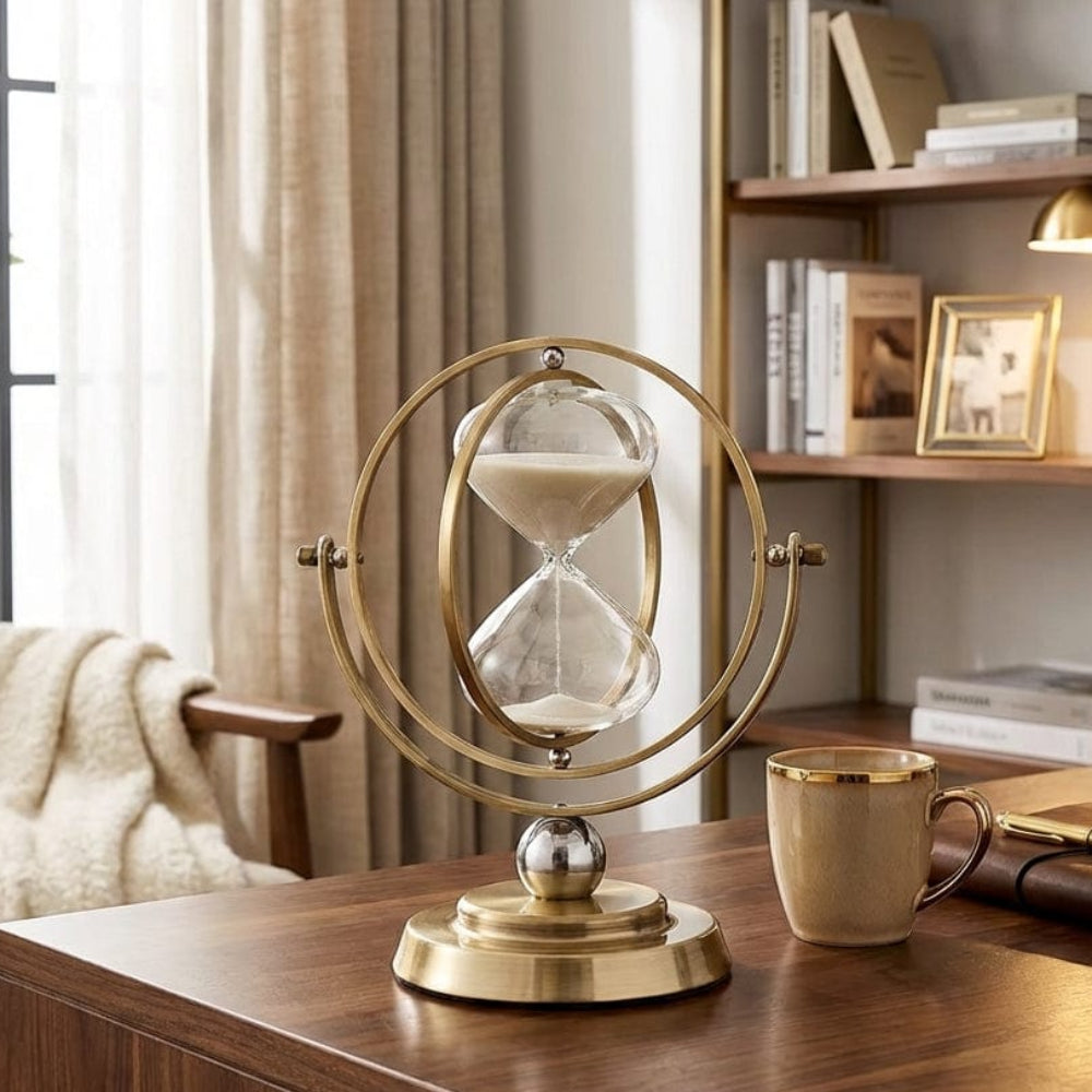 Gros plan du Sablier AETERNA sur un bureau en bois massif pour une ambiance de travail productive.