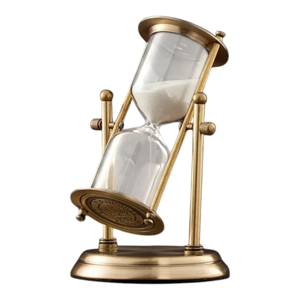 Sablier KAIROS en laiton antique avec mécanisme rotatif à 360 degrés sur fond blanc.