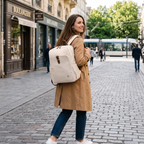 Femme active en mouvement portant le sac à dos business femme Helya en ville.